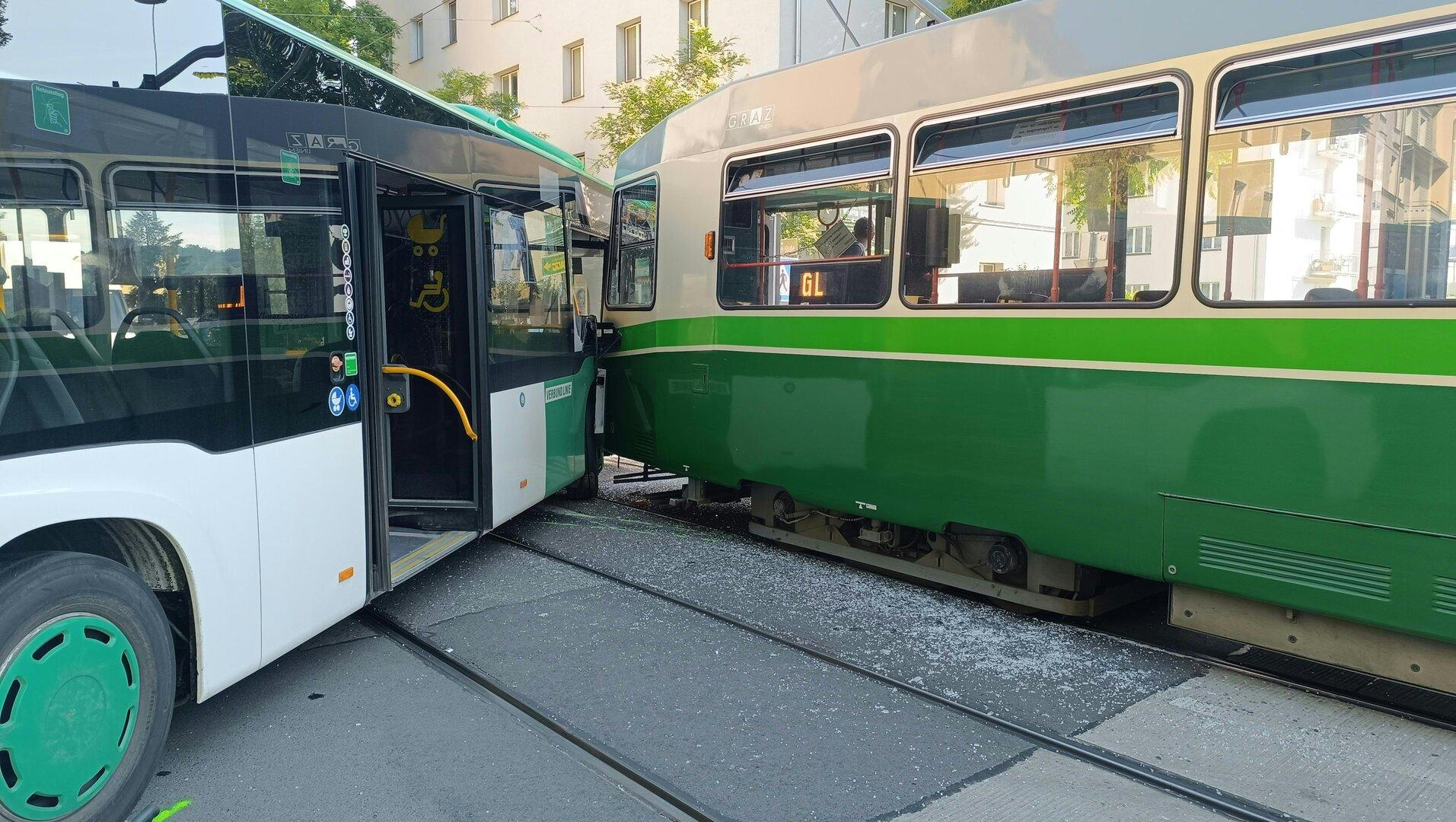 Bus stieß in Straßenbahn: Mehrere Verletzte in Graz