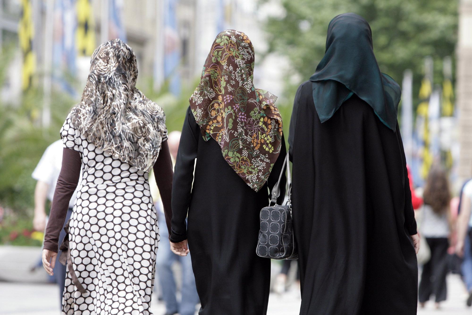 Türkei: Frauenrechtlerin legt Kopftuch aus Protest ab