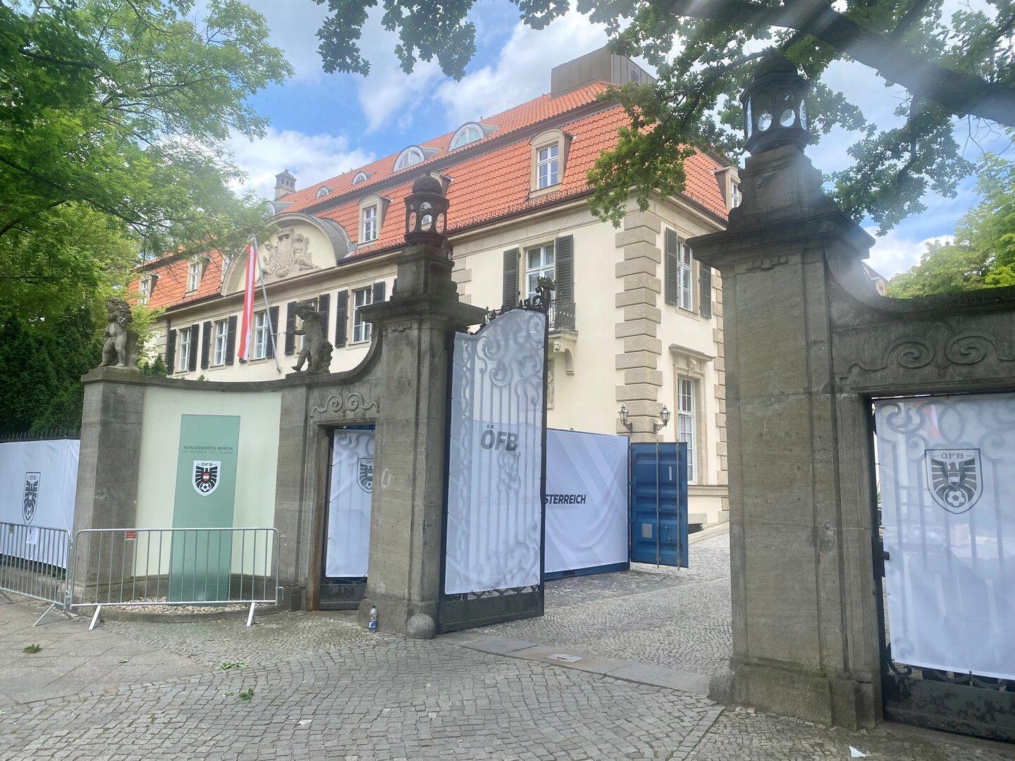 Planen verhindern einen genauen Blick auf das Gebäude.