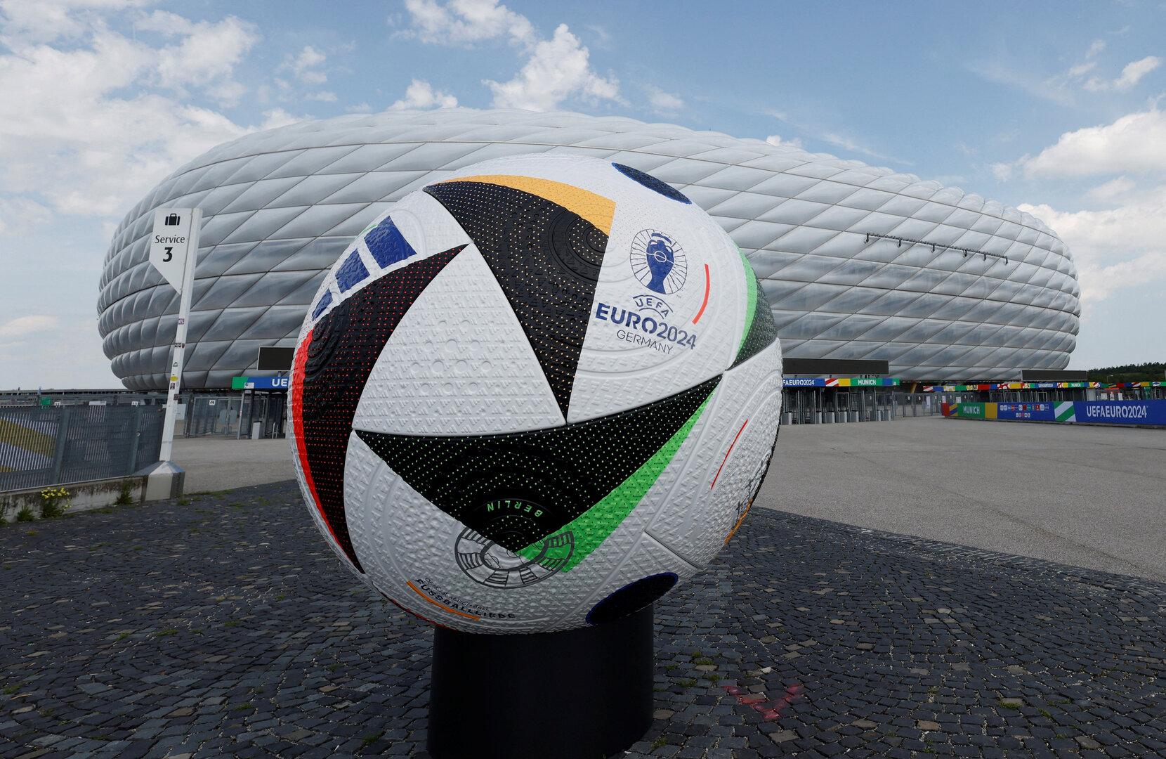 Ein übergroßer Fußball mit dem Logo der UEFA Euro 2024 vor der Allianz Arena in München.
