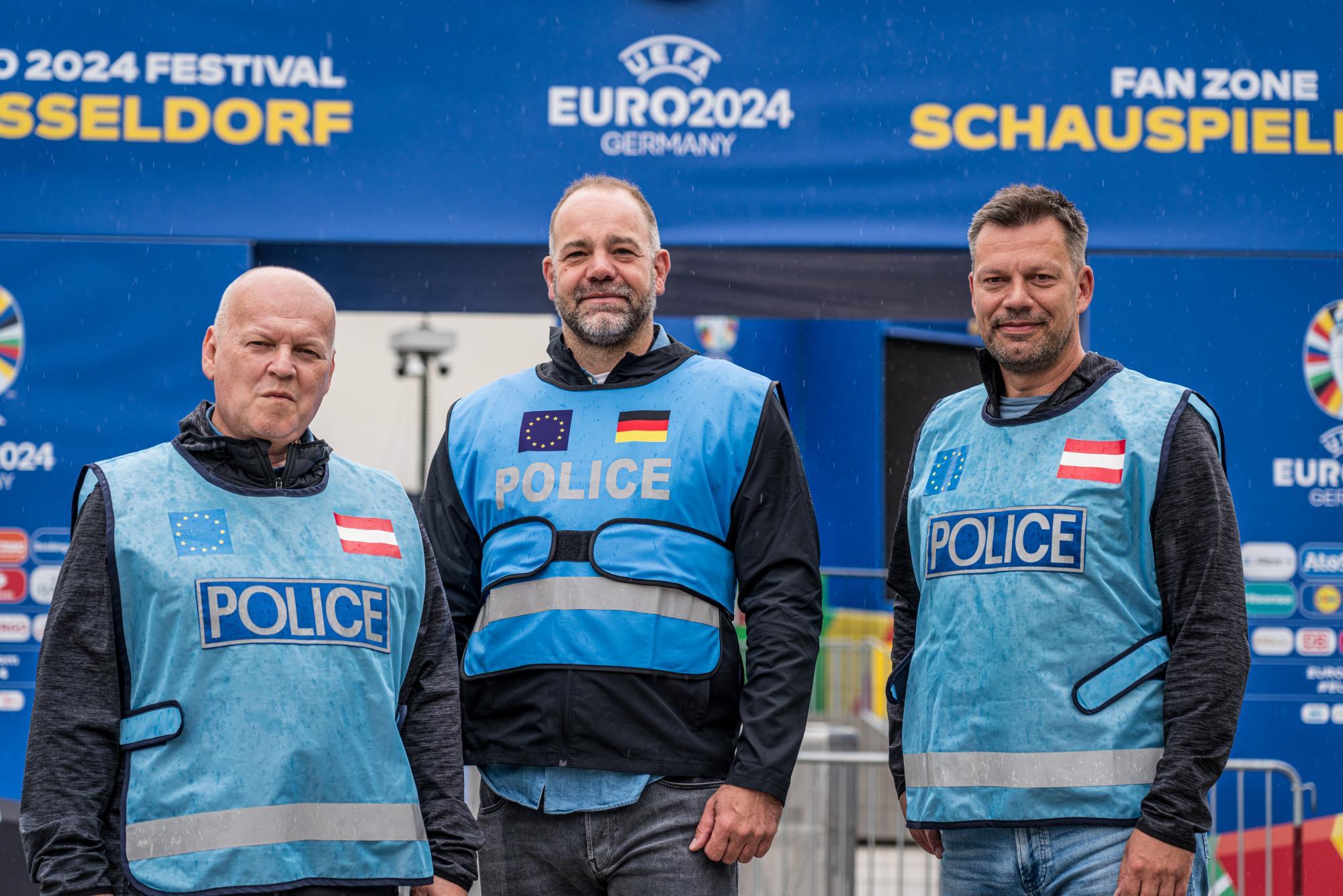 So sind österreichische Polizisten in Düsseldorf  im EM-Einsatz