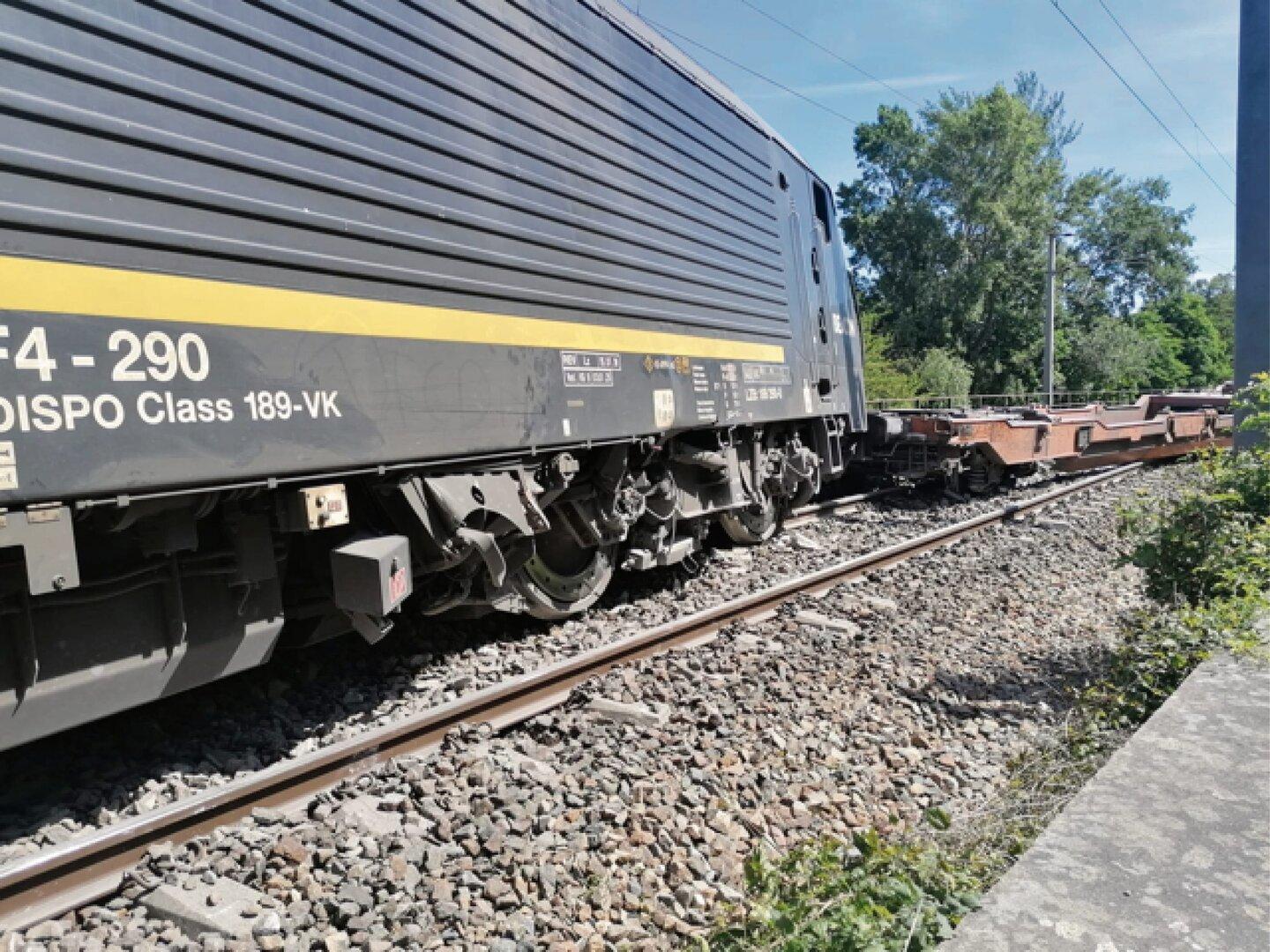 Baggerschaufel verloren: Güterzug prallte gegen Hindernis