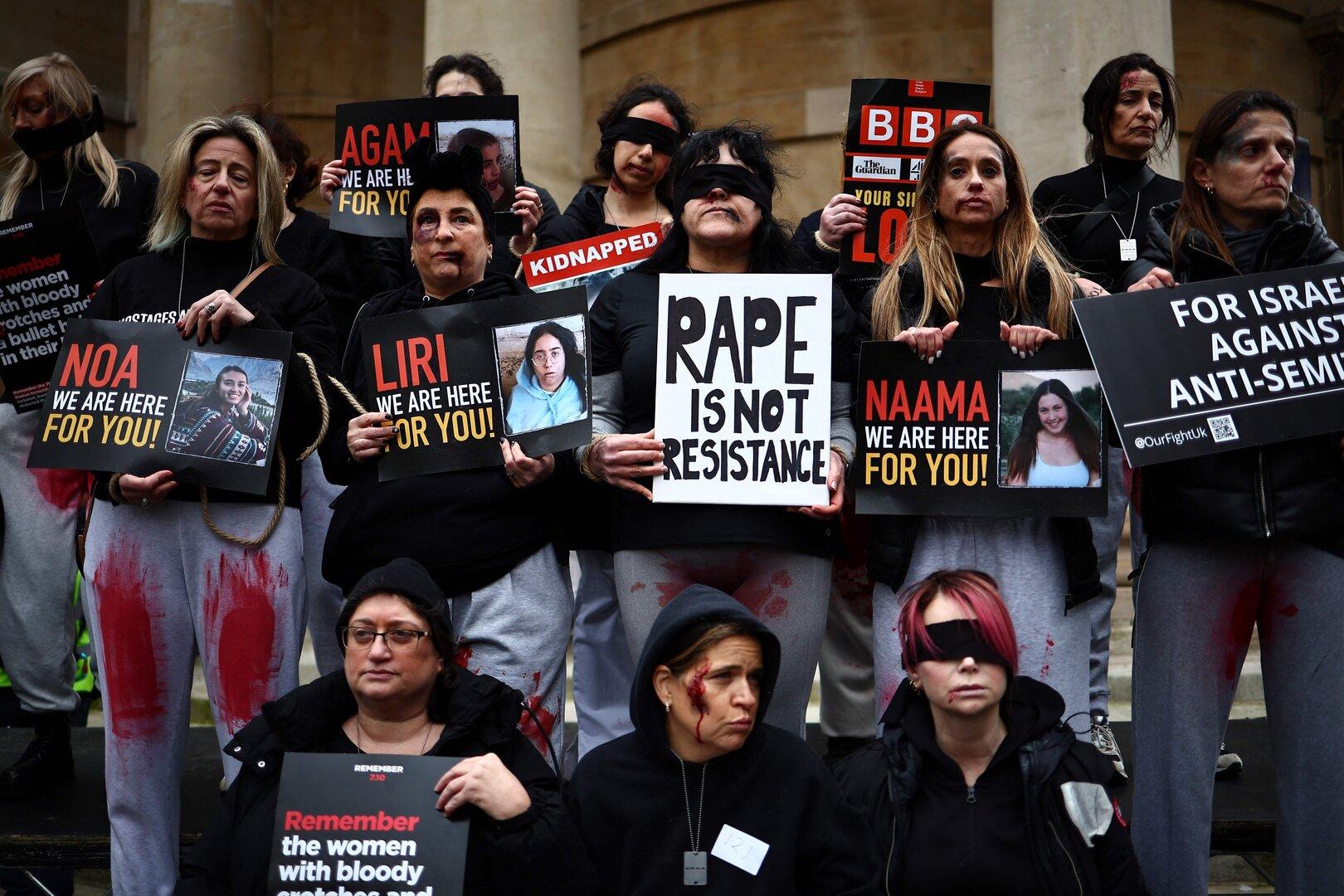 Frauen in London demonstrieren am Weltfrauentag 2024 in Solidarität mit den Geiseln und Vergewaltigungsopfern der Hamas.