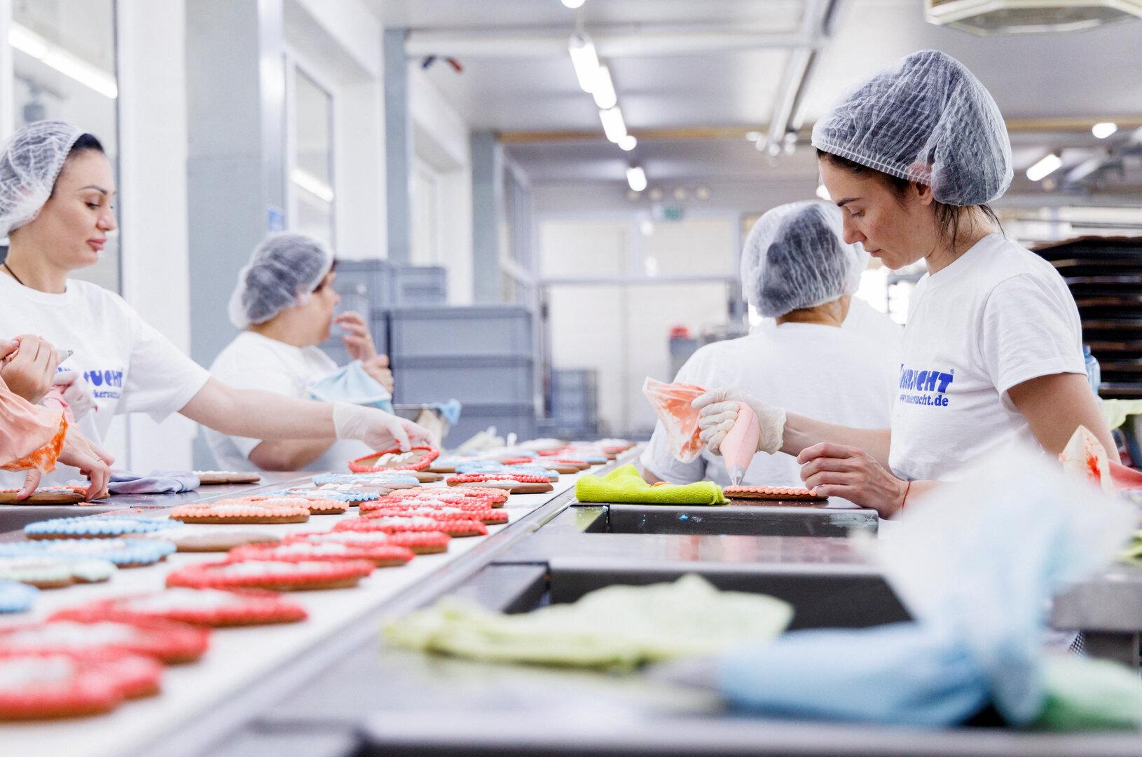 Ukrainische Flüchtlinge arbeiten in der Bäckerei "Zuckersucht" in Aschheim bei München.   