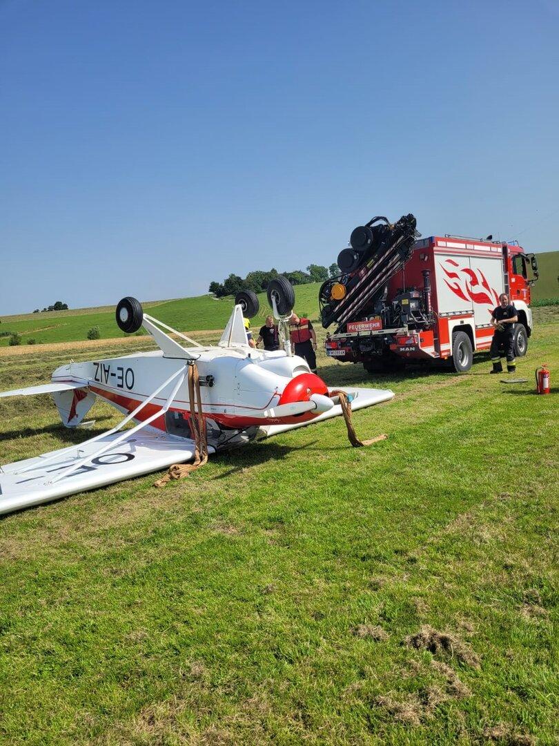 NÖ: Kleinflugzeug überschlug sich, Insassen leicht verletzt