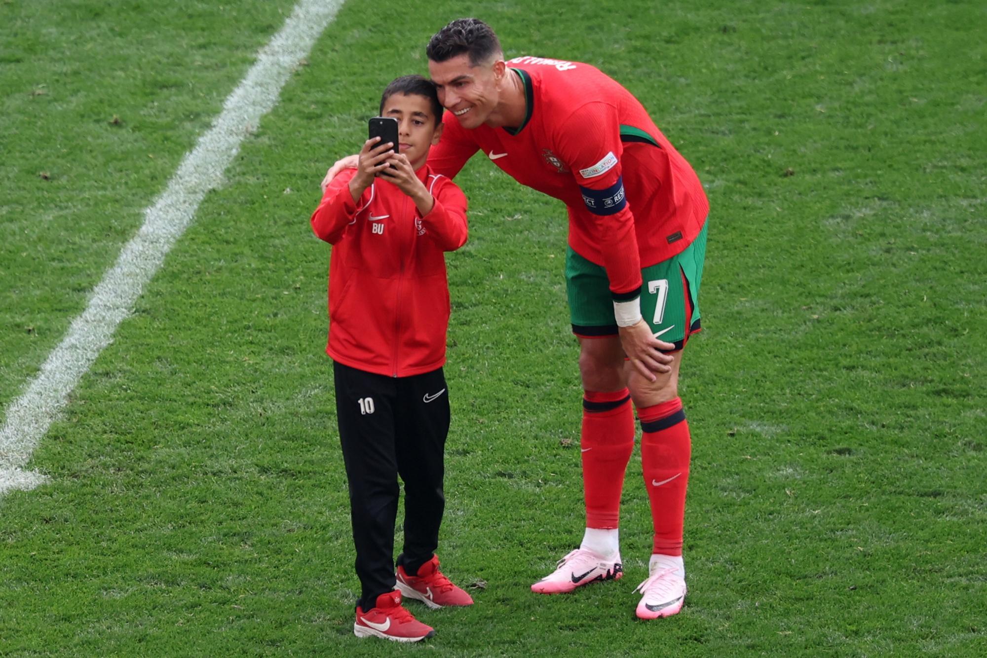 Selfie mit Superstar Ronaldo: Kleiner Junge wird zum EM-Flitzer