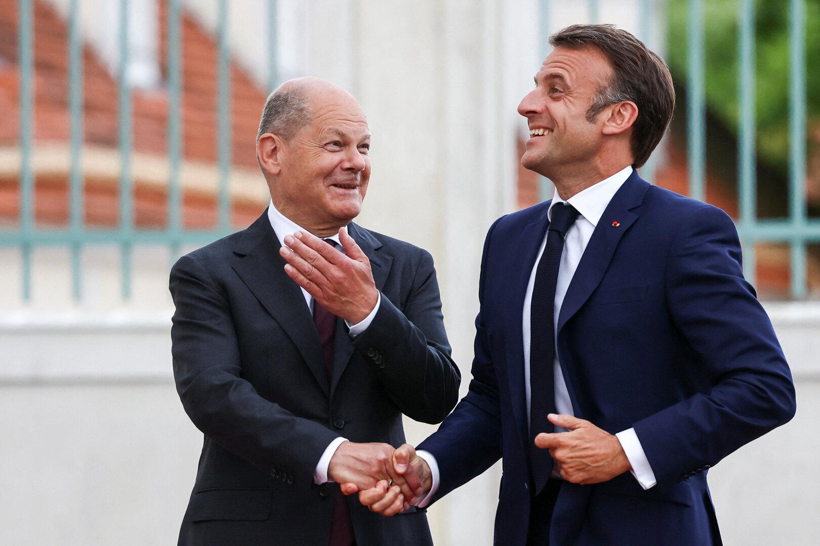 Sie sind mit der Postenbesetzung zufrieden: Der Sozialdemokrat Olaf Scholz und der Liberale Emmanuel Macron.