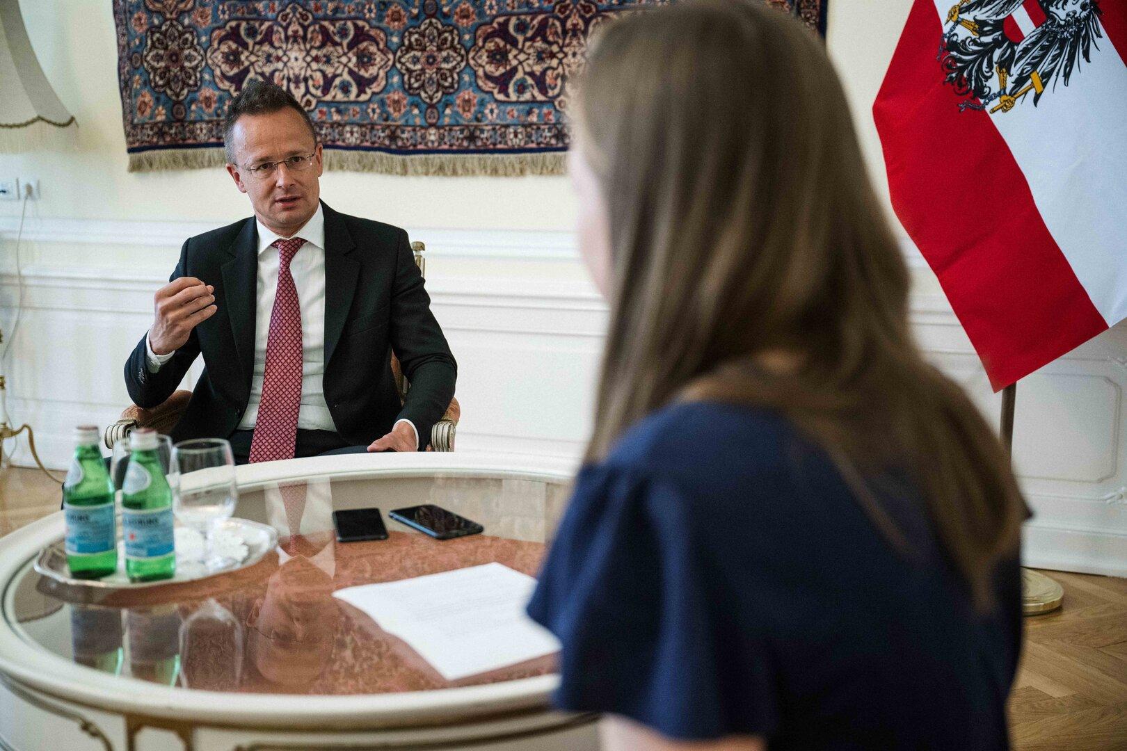 Der ungarische Außenminister Péter Szijjártó im Gespräch mit dem KURIER in der ungarischen Botschaft in Wien.
