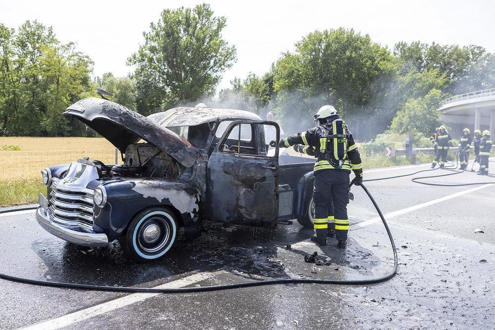 Einsatz in NÖ: Oldtimer ging während der Fahrt in Flammen auf