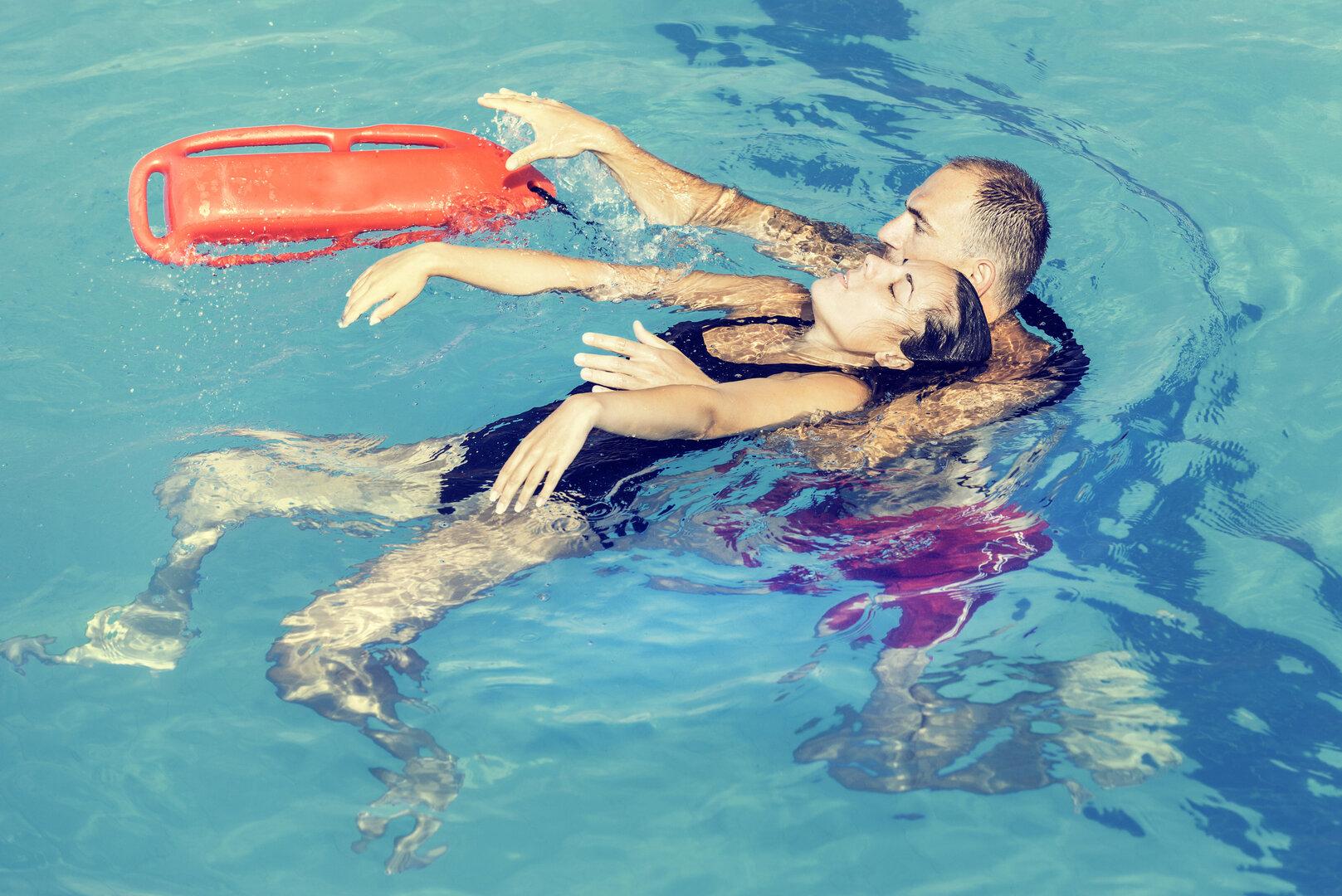 Ertrinken: Wie man bei einem Badeunfall richtig hilft