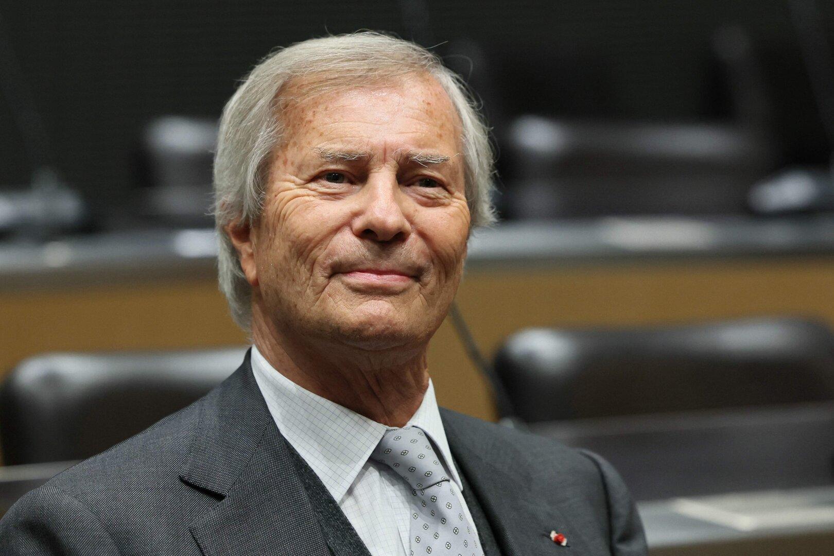 Vivendi-Aufsichtsratsvorsitzender Vincent Bollore posiert für nationale Fernsehdienste in der Nationalversammlung in Paris.