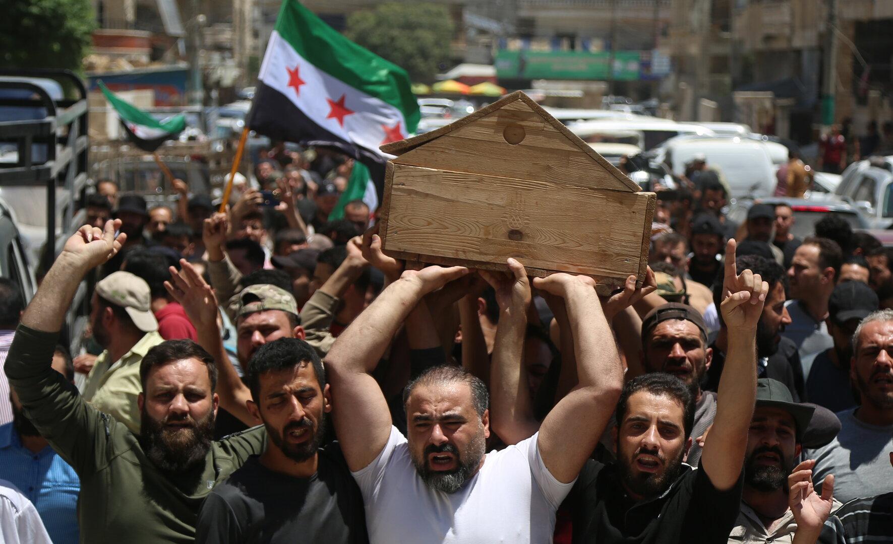 Menschen tragen den Sarg von Abu Malik, der bei Unruhen während der Proteste gegen die Türkei getötet wurde, Aleppo, Syrien, 02. Juli 2024.