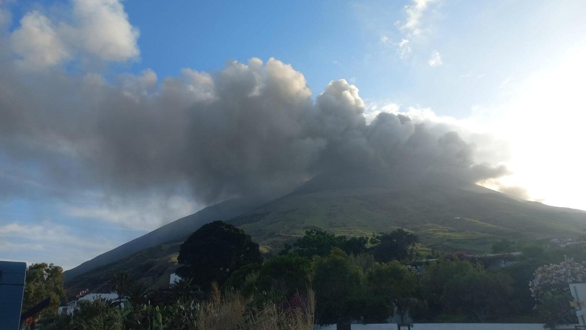 Vulkan Stromboli rumort wieder, dichte Rauchwolke