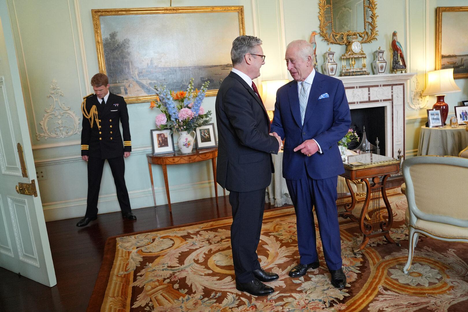 Körperspracheexpertin: Was König Charles wirklich vom neuen Premier Starmer hält