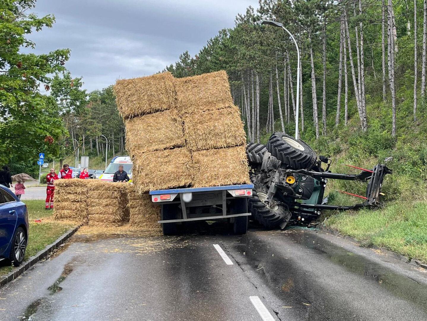 Traktor-Gespann verunglückte bei Hirtenberg: Schwierige Bergung