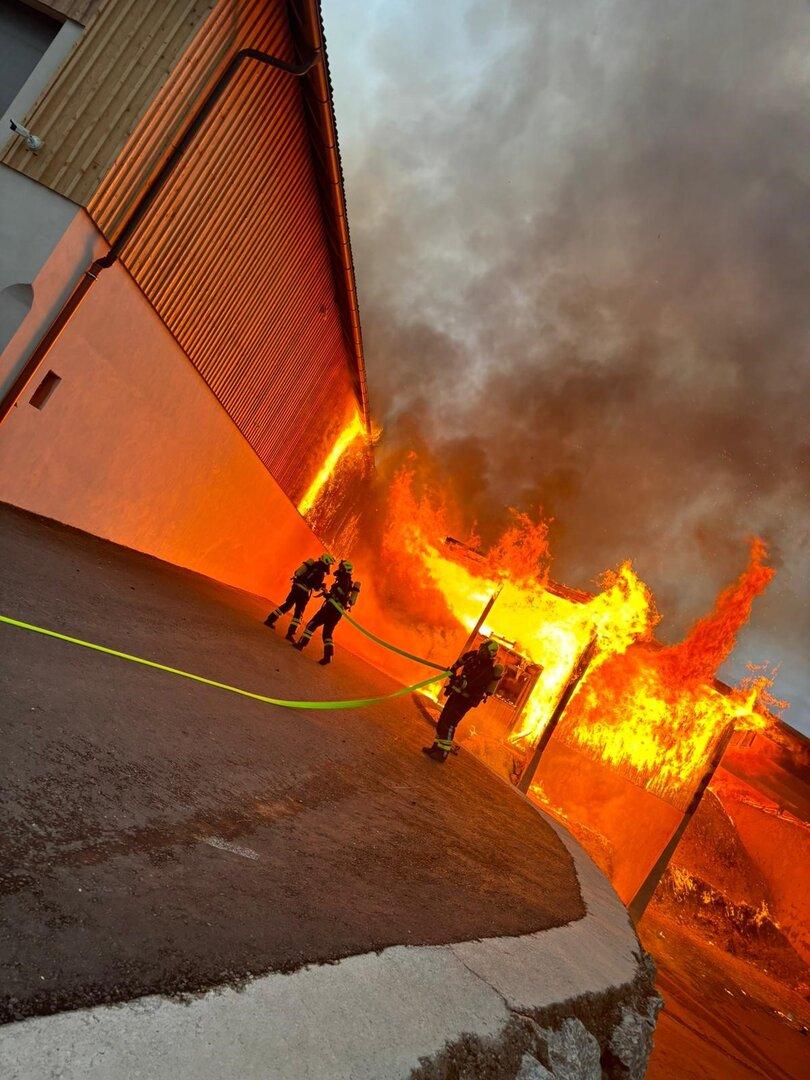 Bauernhof in Flammen: 160 Feuerwehrleute in NÖ im Großeinsatz