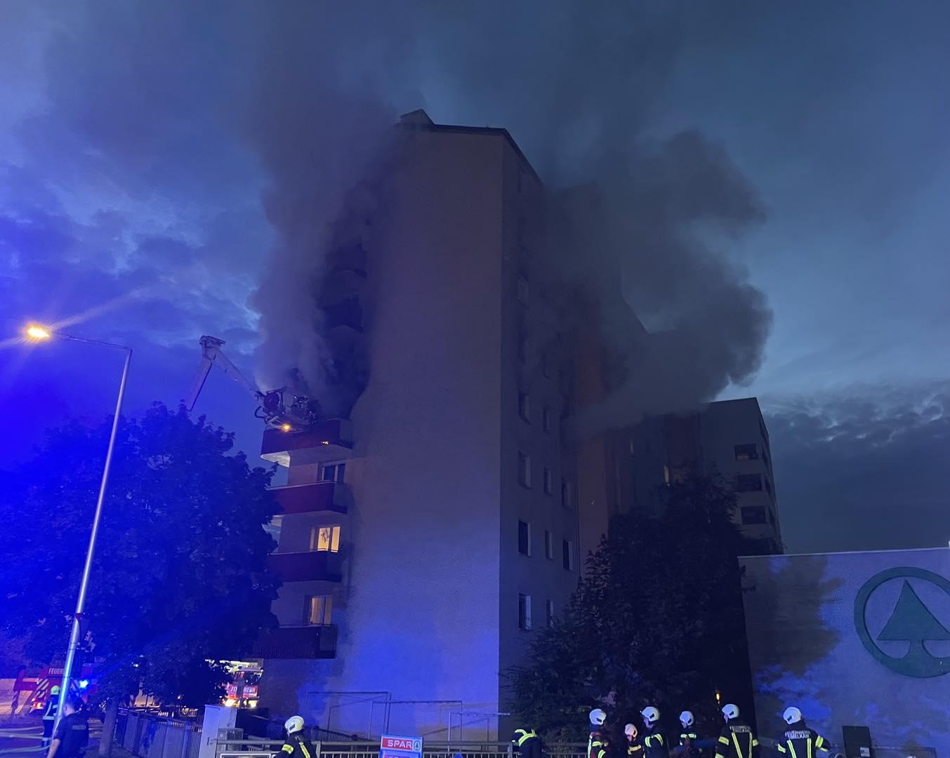 Wohnhaus stand in OÖ in Flammen: Zehn Bewohner im Krankenhaus