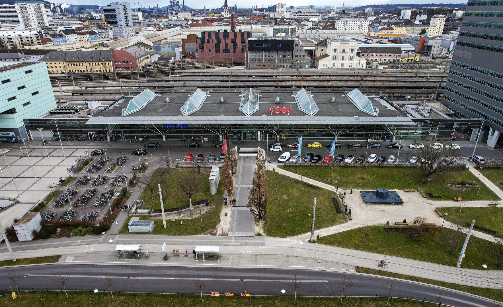 Mann mit Waffe am Linzer Hauptbahnhof im Zug festgenommen