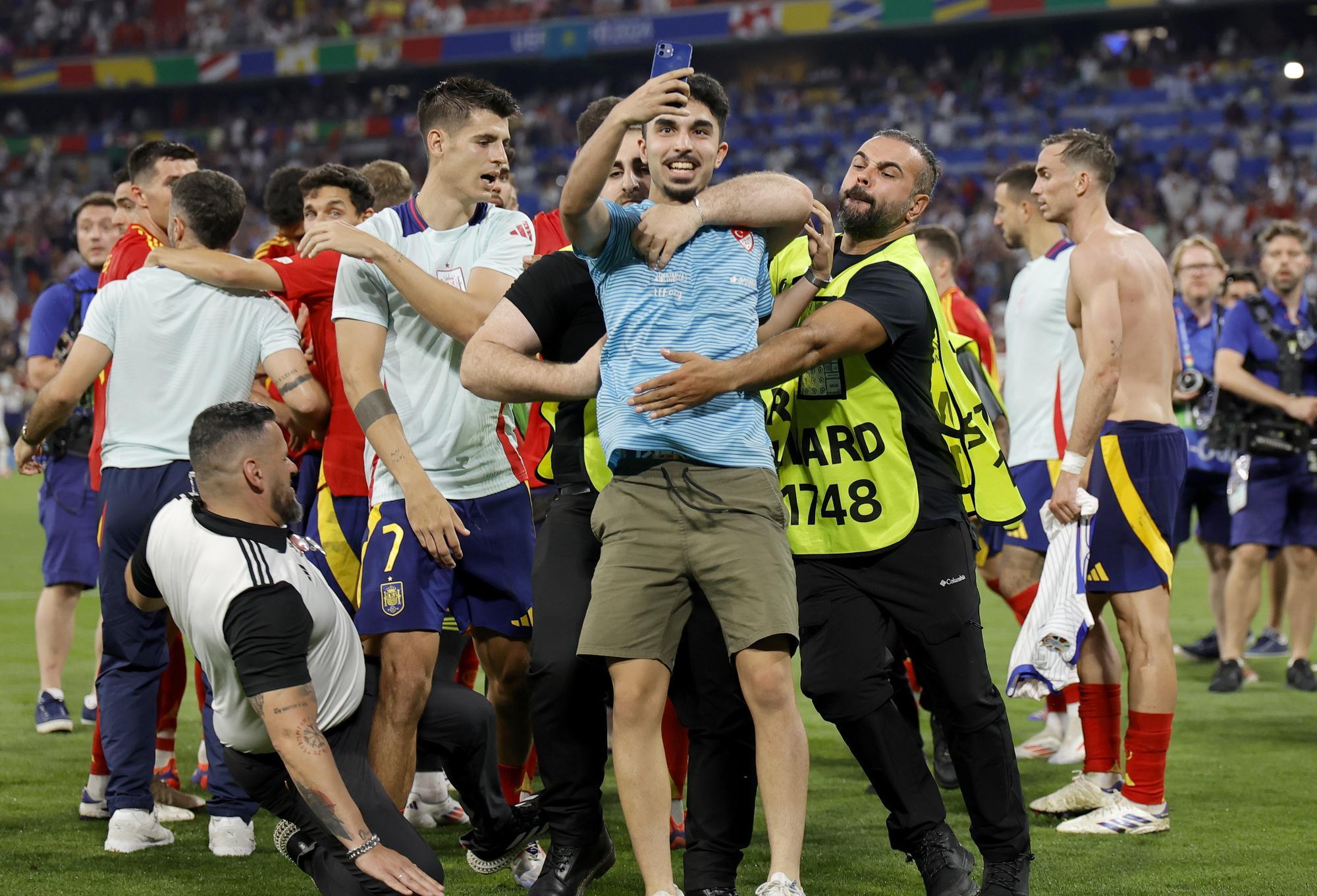 Irre Flitzer-Szene nach EM-Finaleinzug: Spanien-Star von Ordner umgegrätscht