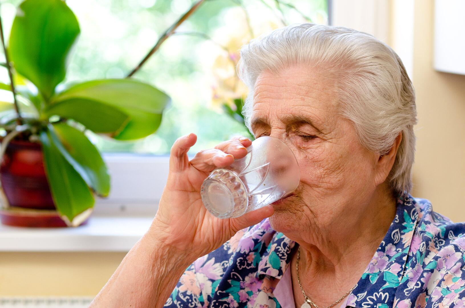 Unterschätzte Gefahr: Warum ältere Menschen oft zu wenig wenig trinken