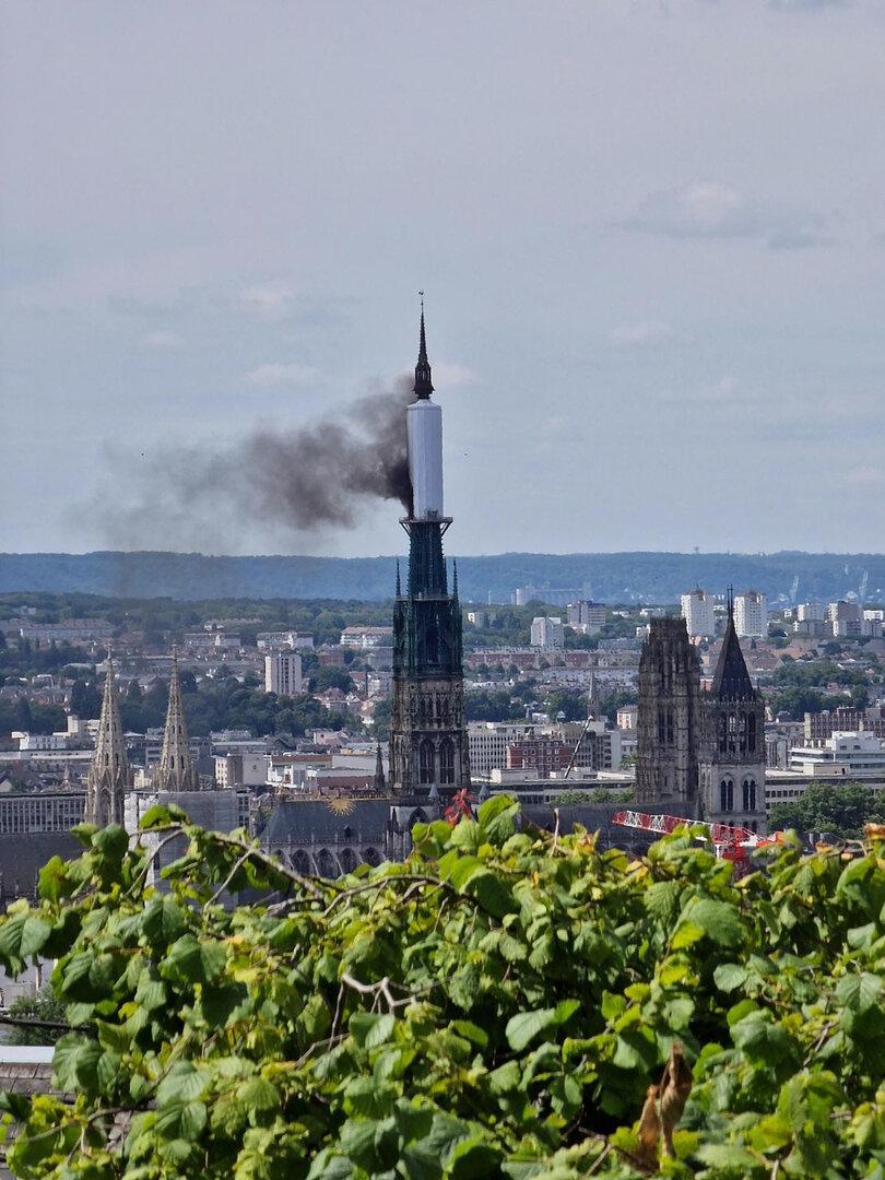 Berühmte Kathedrale von Rouen steht in Flammen