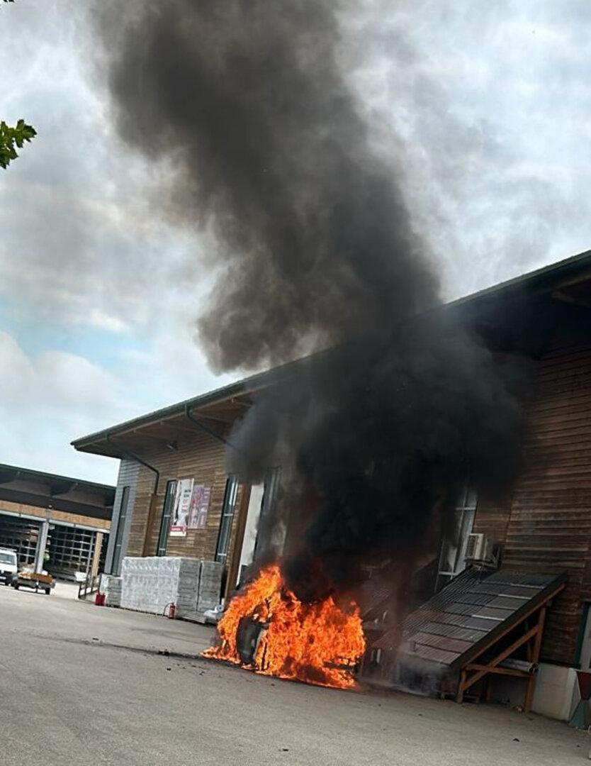 Brenzliger Einsatz in NÖ: E-Auto stand lichterloh in Flammen