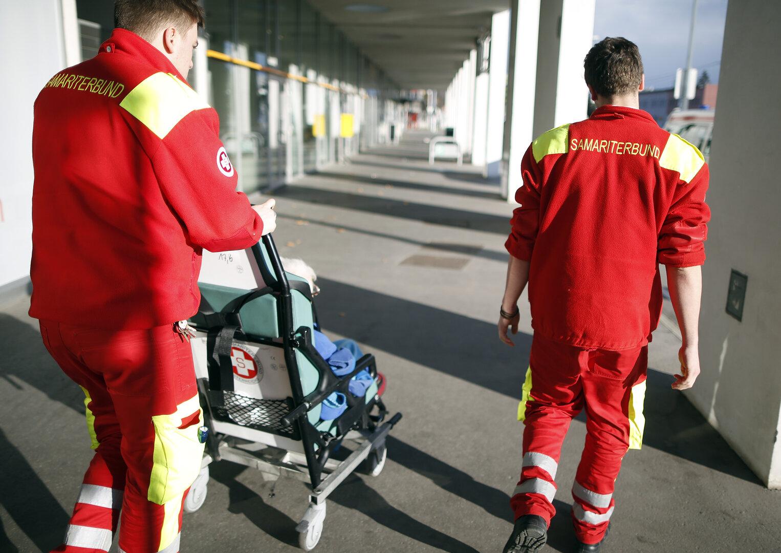 Die Zahl der Zivildiener sinkt, ihr Grundentgelt steigt