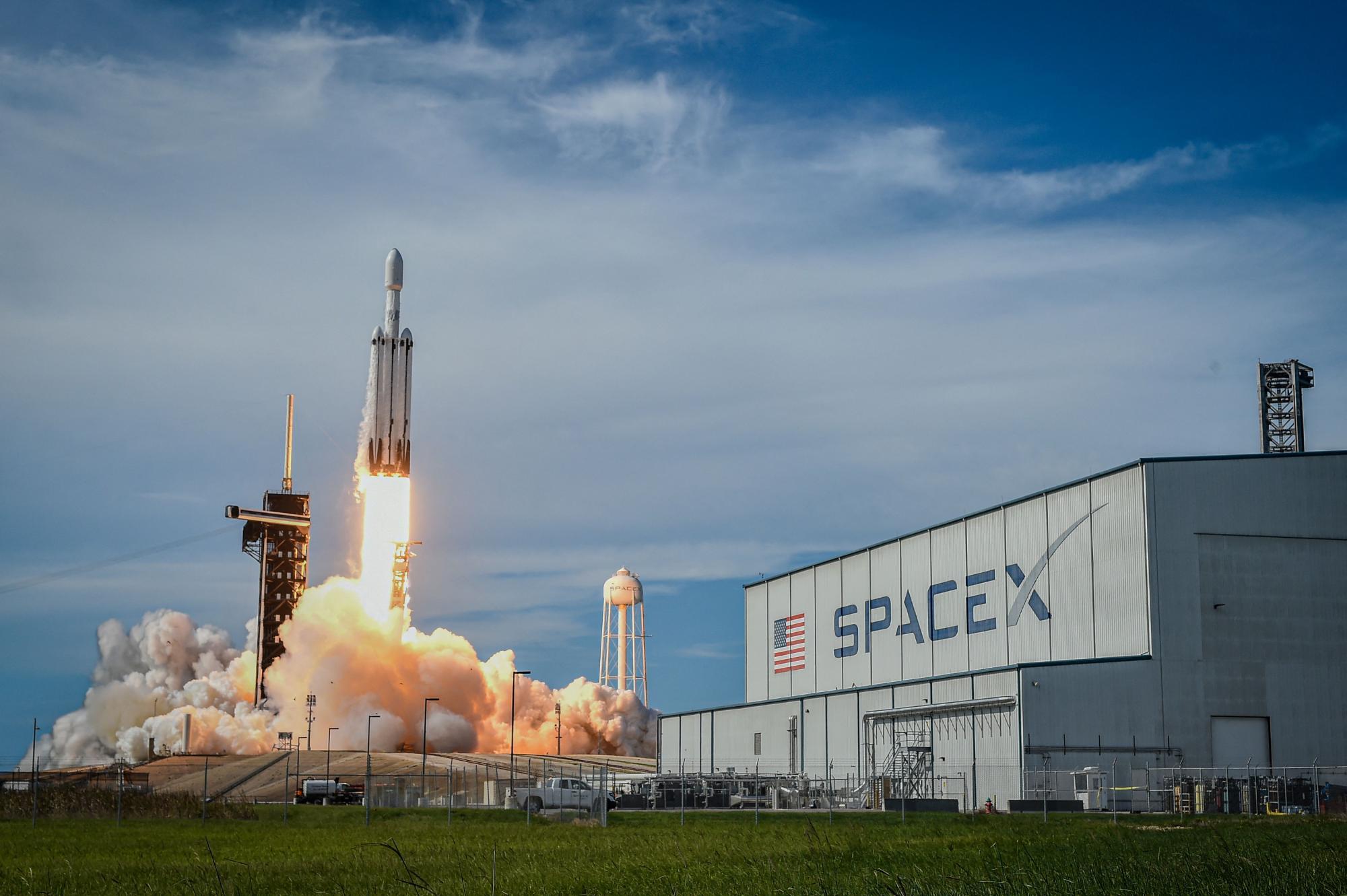 US-Behörde: SpaceX-Raketen müssen am Boden bleiben