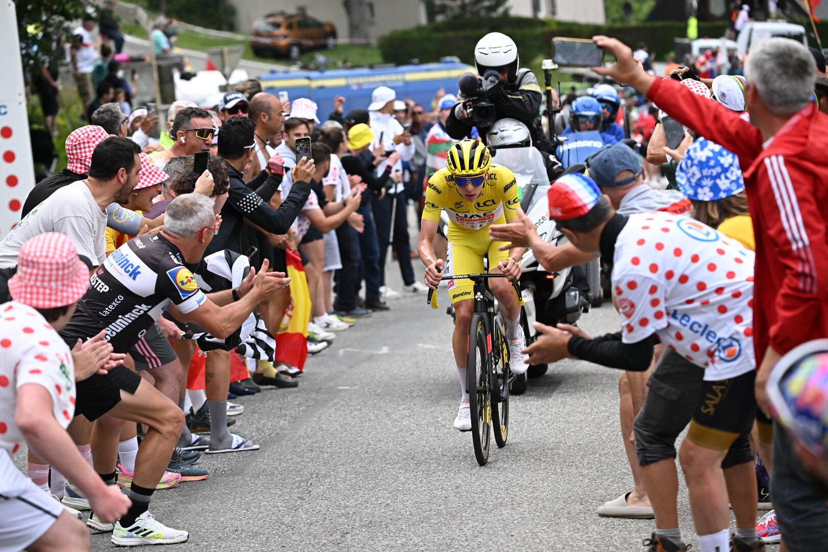 Ärger bei der Tour de France: Top-Stars mit Chips beworfen