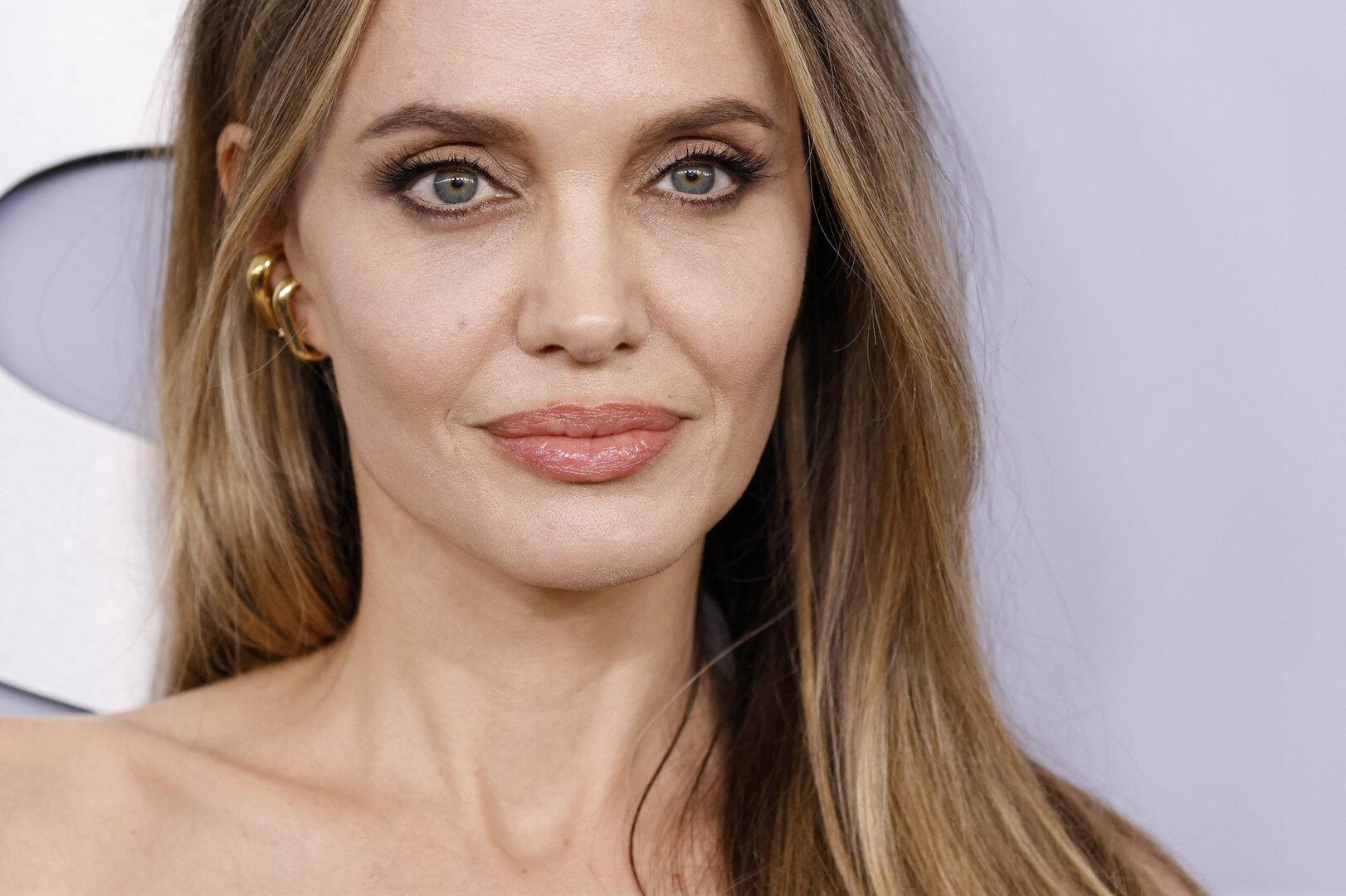 Bericht: Angelina Jolie fordert Brad Pitt auf, 