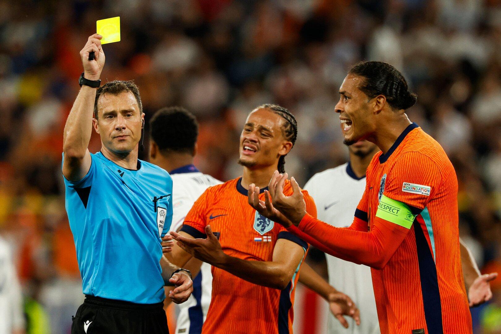Auch in Österreich dürfen nur noch Kapitäne mit dem Referee sprechen