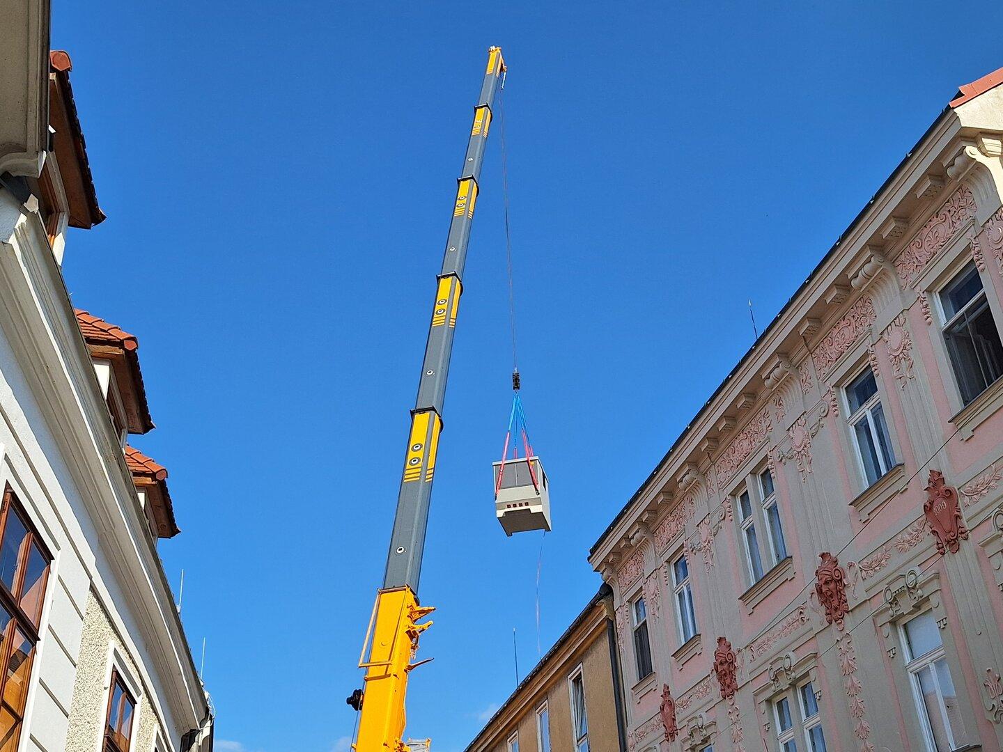 Netzausbau mit Hürden: Trafo schwebt über den Dächern