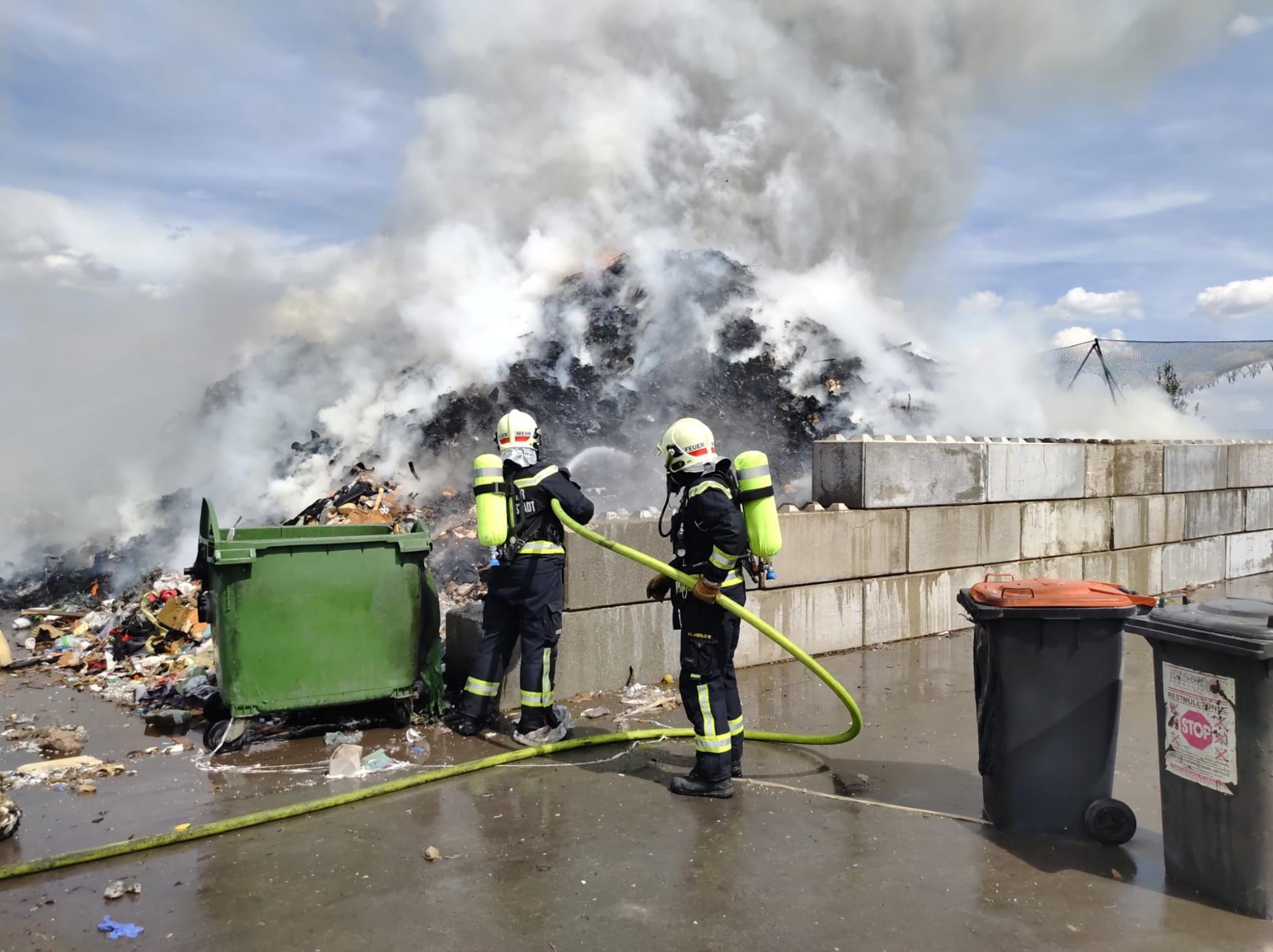 Abfallbehandlungsanlage Wiener Neustadt steht in Brand