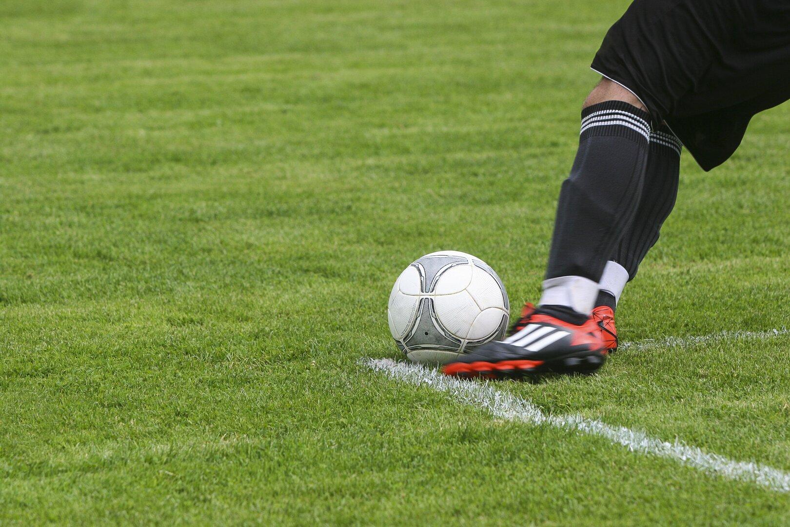 Fußballspiel in OÖ eskalierte, Fans stürmten Platz