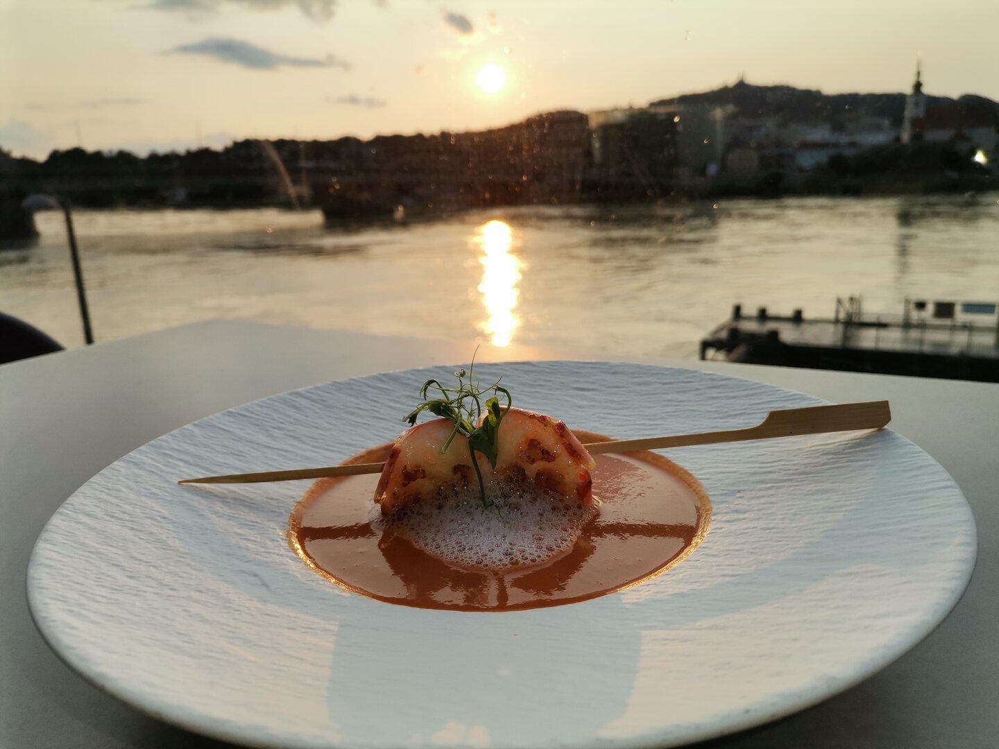 Bunter Mix im Lentos-Café auf der Terrasse mit Donaublick