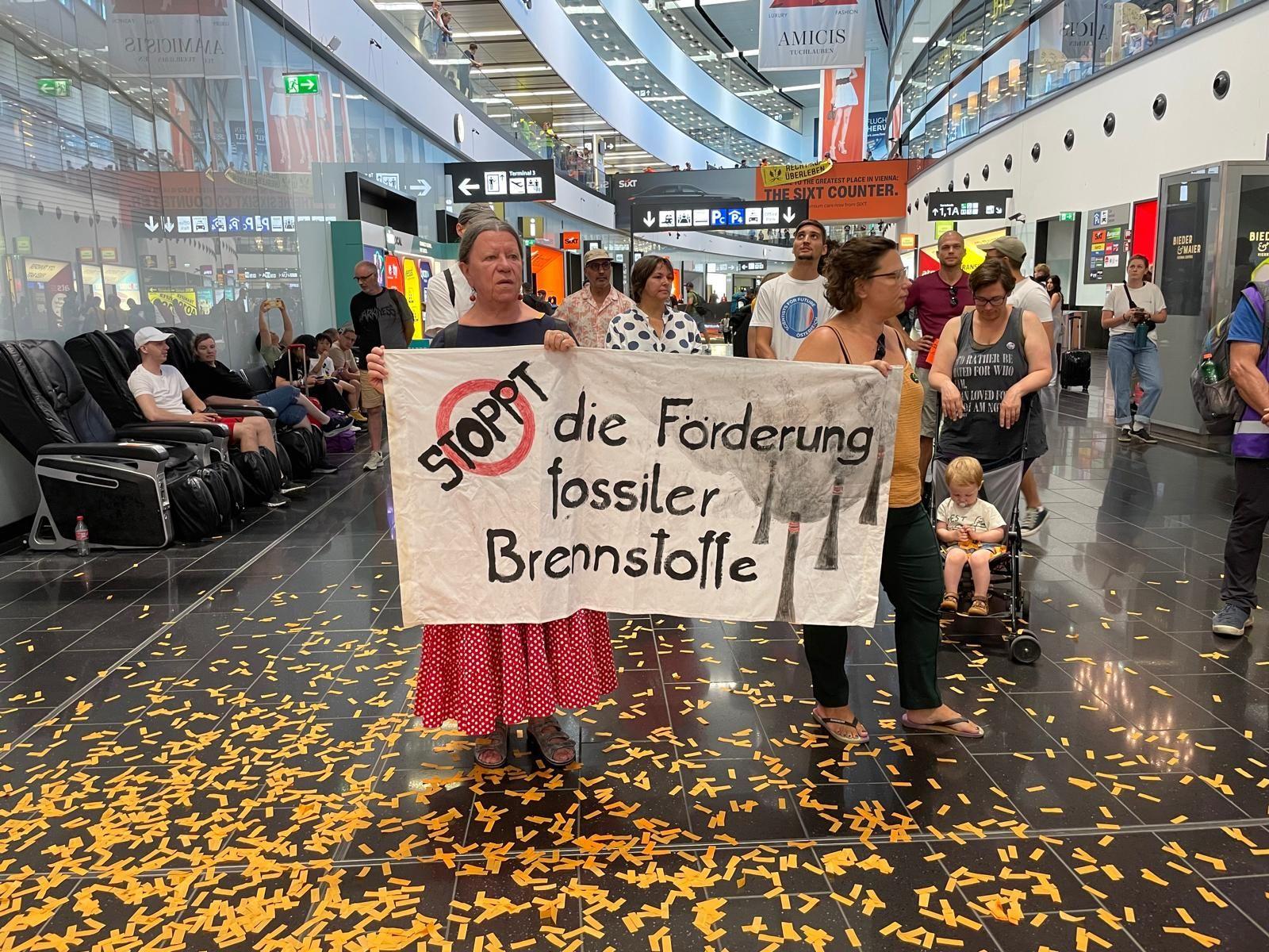 Wiener Flughafen: Gedichte statt Blockade durch 