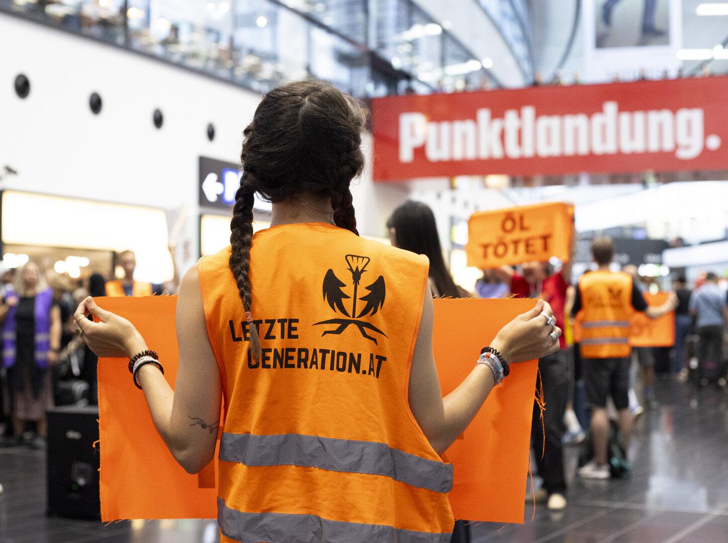 Klima-Aktivisten am Flughafen Wien: Wie die Polizei und Reisende reagierten
