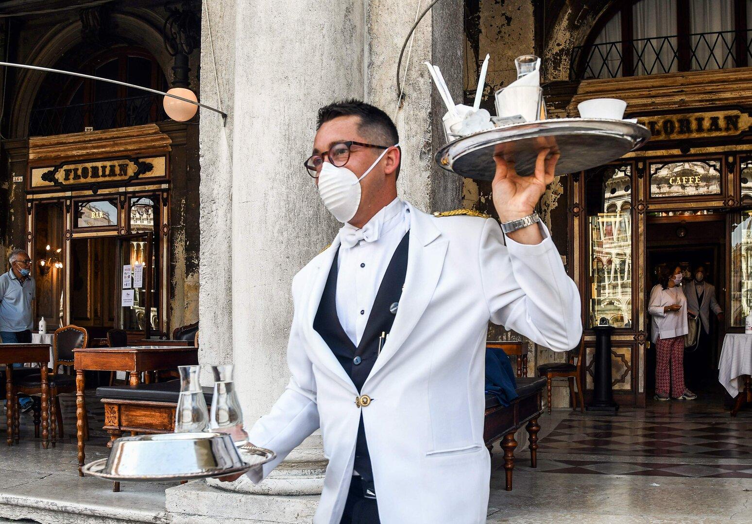 Sommerhitze in Venedig: Caffè Florian bietet Kellner leichte Uniformen
