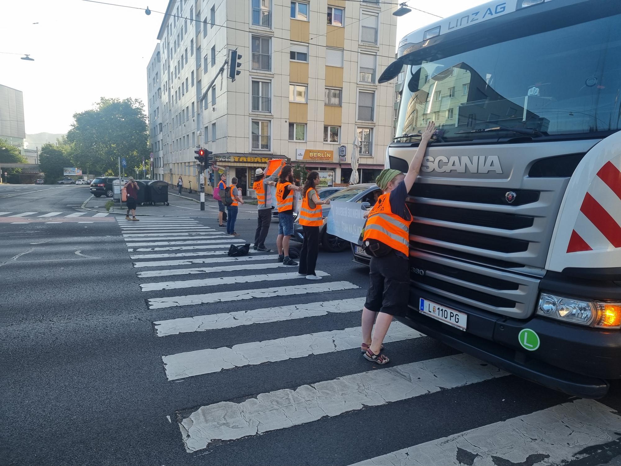 Zwischenfall in Linz: Autolenker fuhr gegen Klimaaktivisten