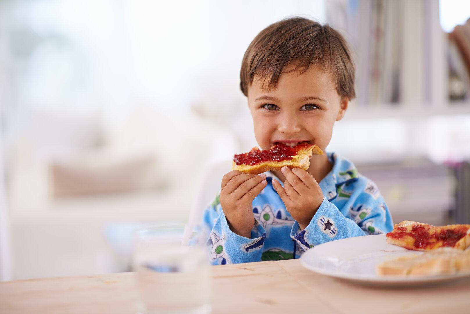 Warum das tägliche Frühstück Kinder glücklicher machen könnte