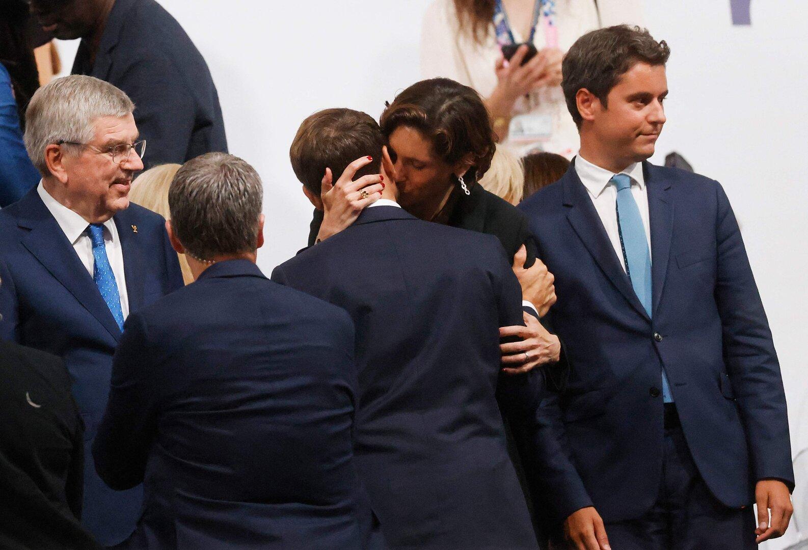 Olympia: Inniger Kuss für Präsident Macron irritiert Frankreich
