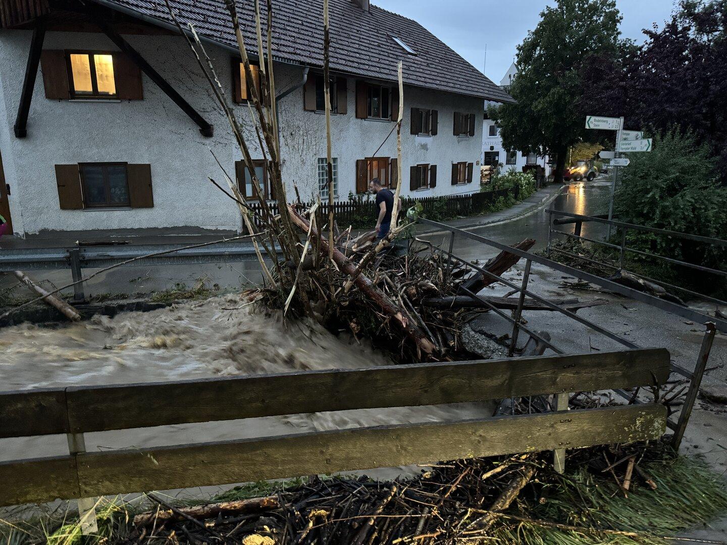 Hochwasser und Erdrutsche: Deutschland von schweren Unwettern betroffen