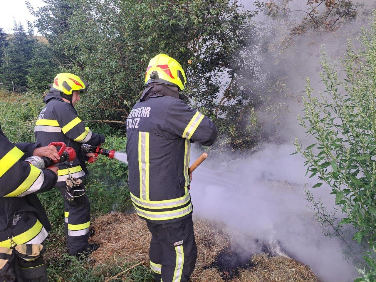 Heu und Wurzelwerk fingen Feuer: Flurbrand konnte verhindert werden