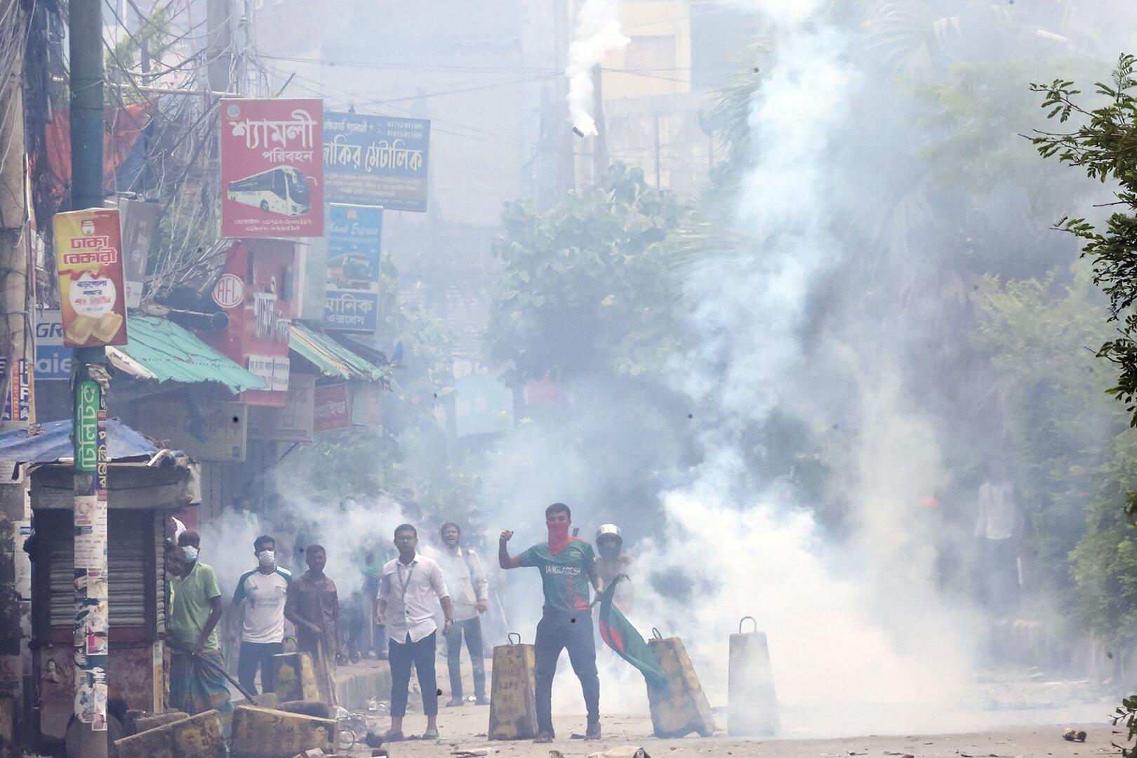 Bangladesch: Laut Medien fast 100 Tote bei Ausschreitungen