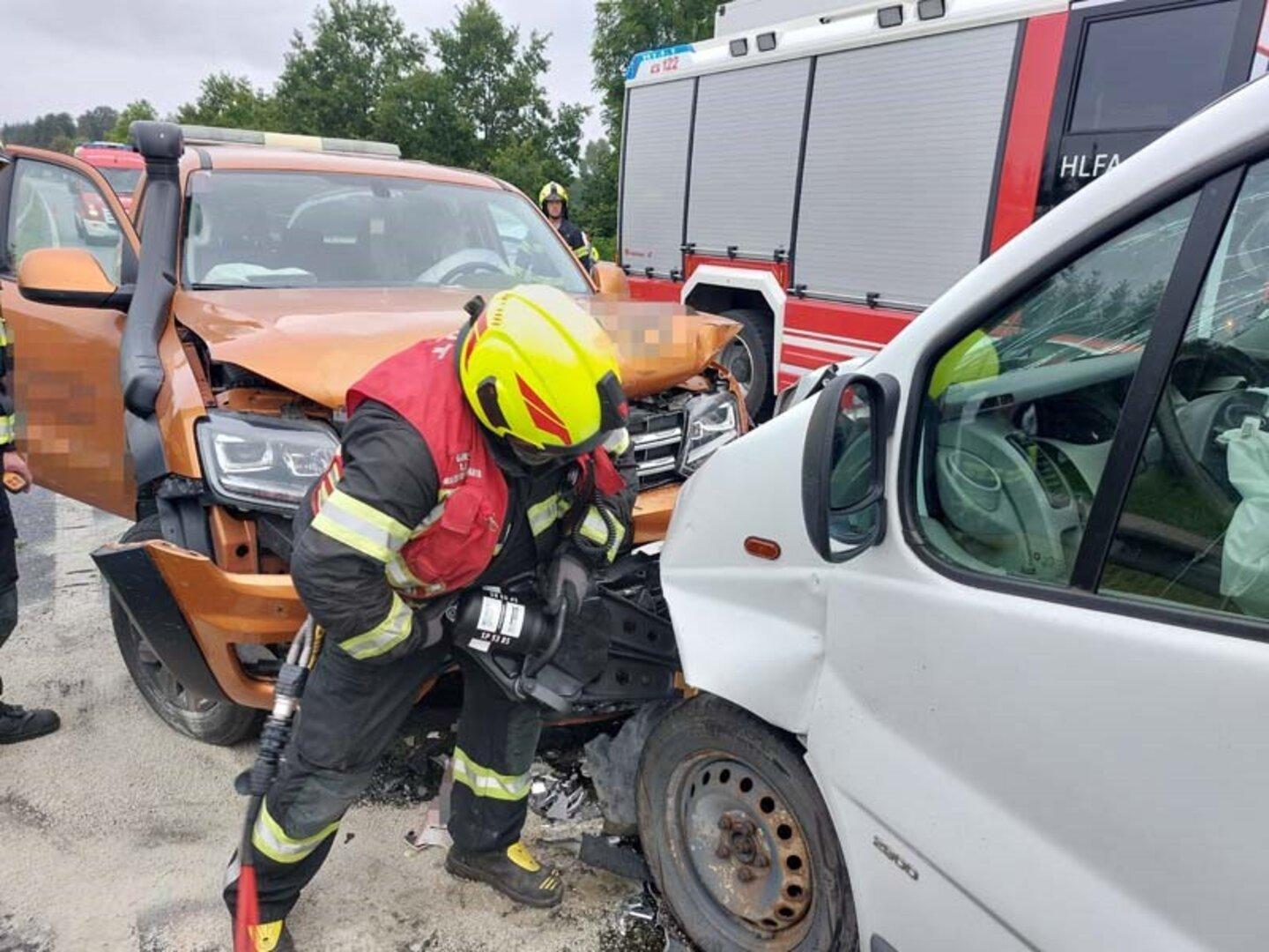 Lieferwagen krachte in Autos: Pannenfahrer schwer verletzt