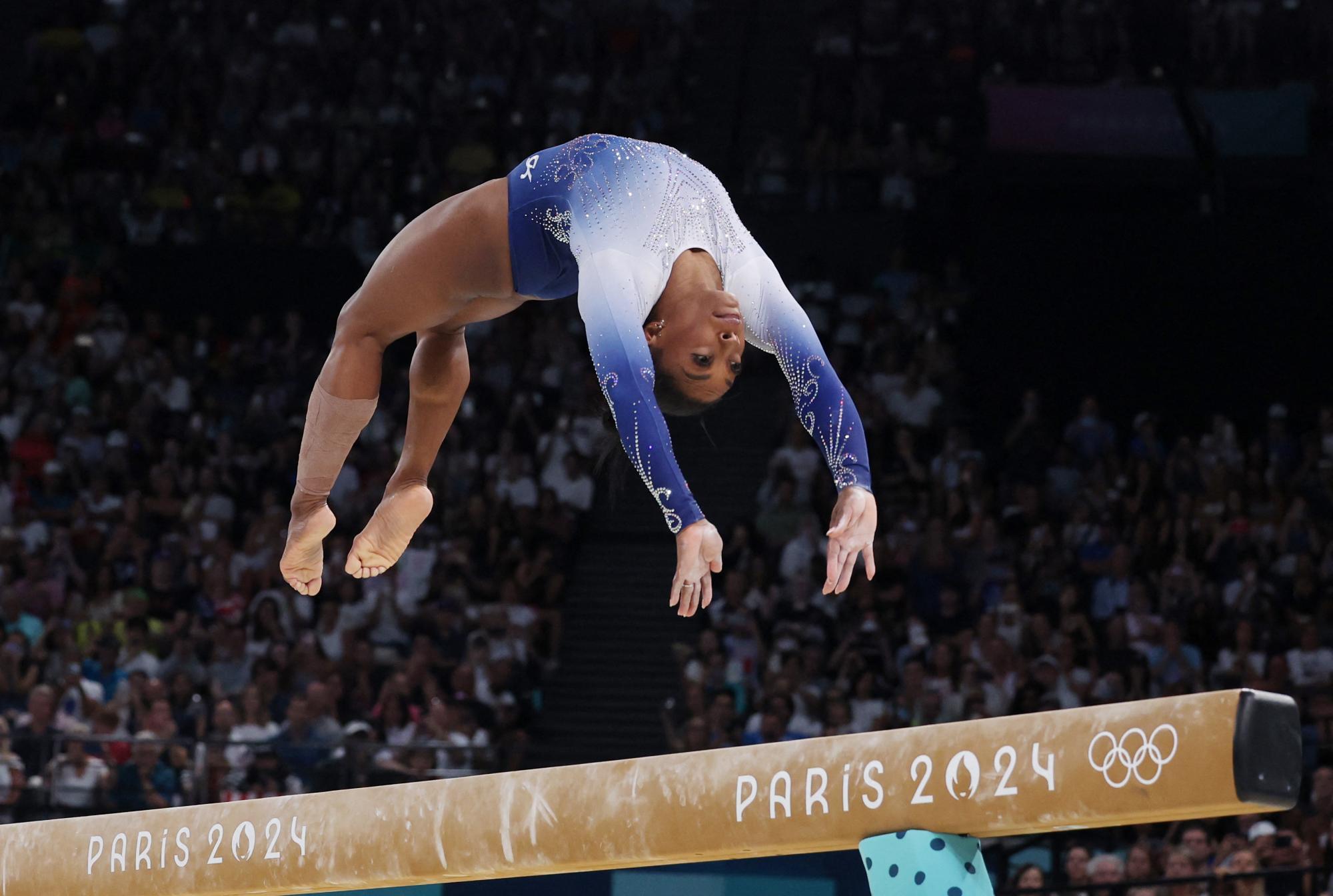 US-Turnerin Biles stürzt, verpasst Medaille –  und holt danach Silber