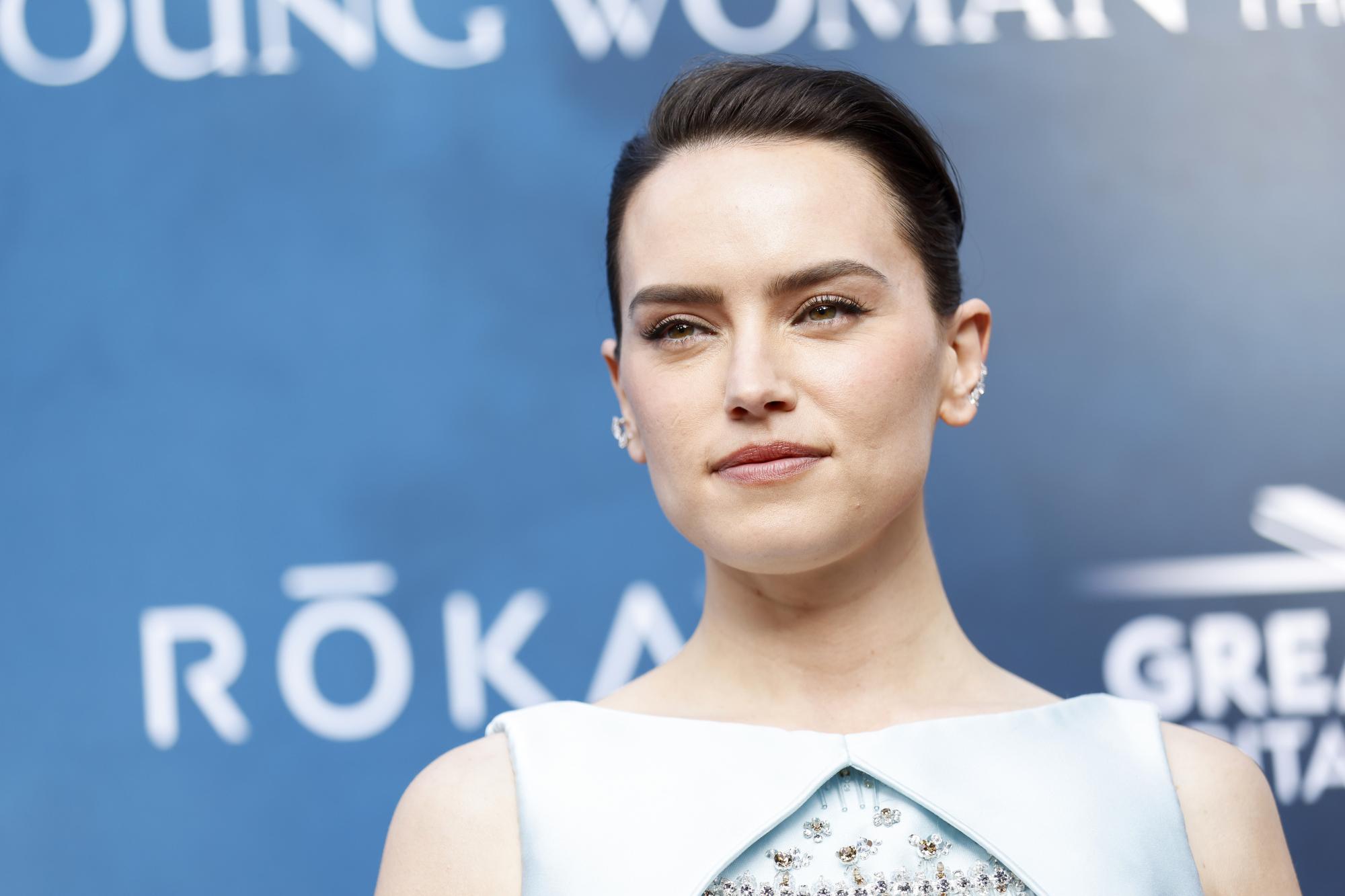 Führte Symptome auf Stress zurück: Daisy Ridley an Morbus Basedow erkrankt