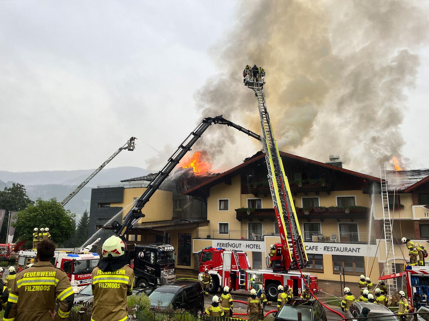 Pongau: Hotel in Flammen - 100 Gäste evakuiert