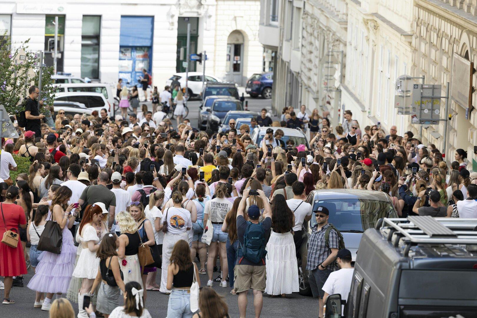 Taylor-Swift-Flashmob: Swifties halten Spontankonzerte in Wien ab