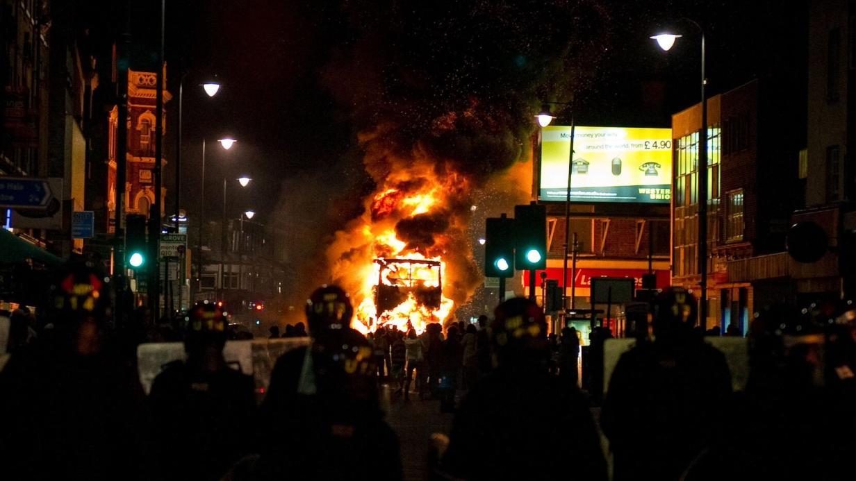 England: Demonstrationen gehen zur startenden Fußball-Saison weiter